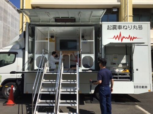 受講前に全員が「起震車ねり丸号」 に乗り、熊本地震の震度7を体験！ 