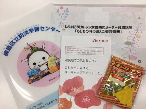 講演資料と防災グッズ「レスキューシート」