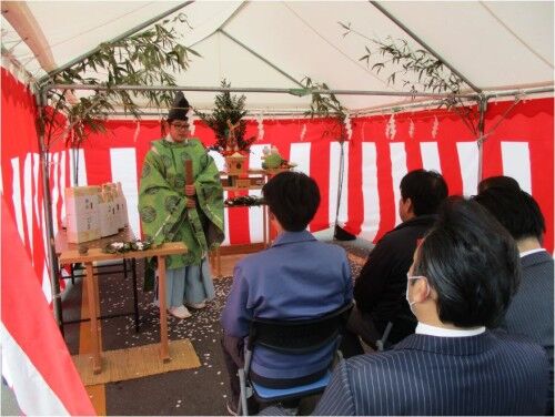 北野神社の神主様に地鎮祭を執り行っていただきました。