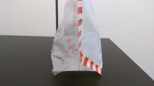 コンパクトだから自立は難しいかな？と思っていましたがご安心を！ 底面にはマチがついている為、ある程度の水さえ入ればしっかりと自立してくれます！ 