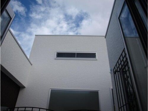 バルコニーから見上げた空 中庭に繋がるこのバルコニーのほかに洗濯物を干すための機能性重視のバルコニーもご用意。 物干しを考慮しないバルコニーは屋根を設けず、お天気や四季の変化をお部屋にいながら感じていただけます。 サッシは全開口の折れ戸タイプを選定。大きくあけ放つと中と外との境界が曖昧になり、自由度の高い空間に変わります。 