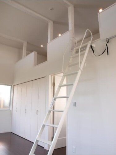 居室とロフト こちらの部屋は、天井の高さを3.8ｍと高くとり、廊下の上部をロフトとして活用。 空間の有効利用をしながらも、最高の開放感があり、旦那様のこだわりの空間になっています。 また、将来お子様が授かった時のために、2室に分割して使えるように工夫してあります。 建物は生活のステージの変化にも適応できるよう、計画時にしっかりと考えておかなければなりません。 